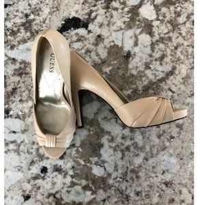 GUESS  Beige PLATFORM  HEELS Size 9M  NEW without tags